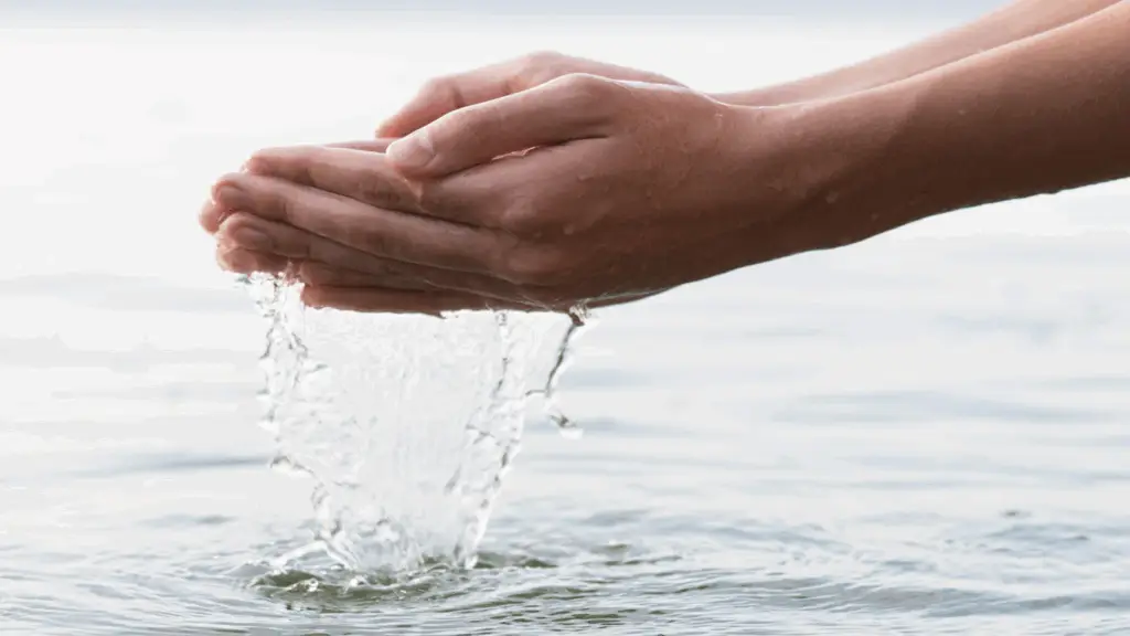 Main avec de l'eau
